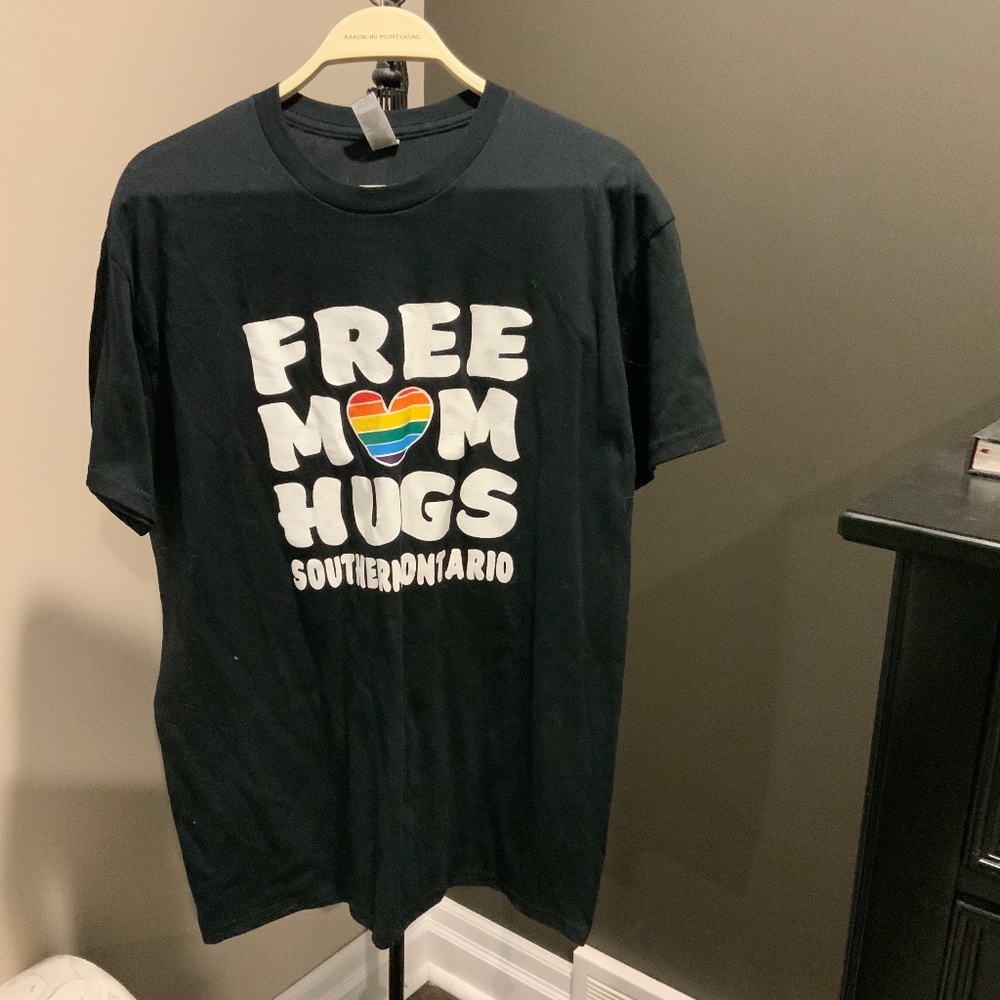 2SLGBTQIA+ free mom hugs shirt